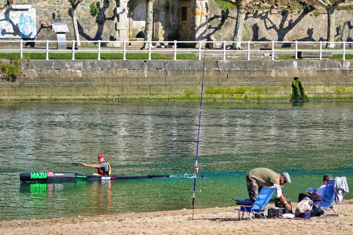 Asturias alcanza los 30 grados en este mes de octubre, en pleno otoño, y los asturianos no dudan en disfrutar de la soleada jornada en las playas y lugares de paseo.