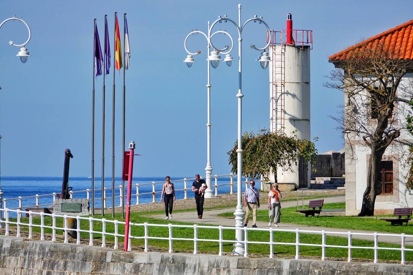 Asturias alcanza los 30 grados en este mes de octubre, en pleno otoño, y los asturianos no dudan en disfrutar de la soleada jornada en las playas y lugares de paseo.