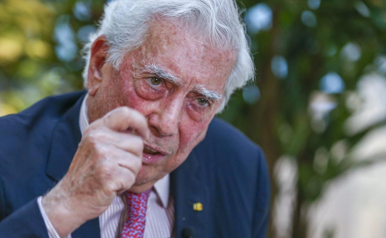 Mario Vargas Llosa disfruta de la fabada incluso en verano