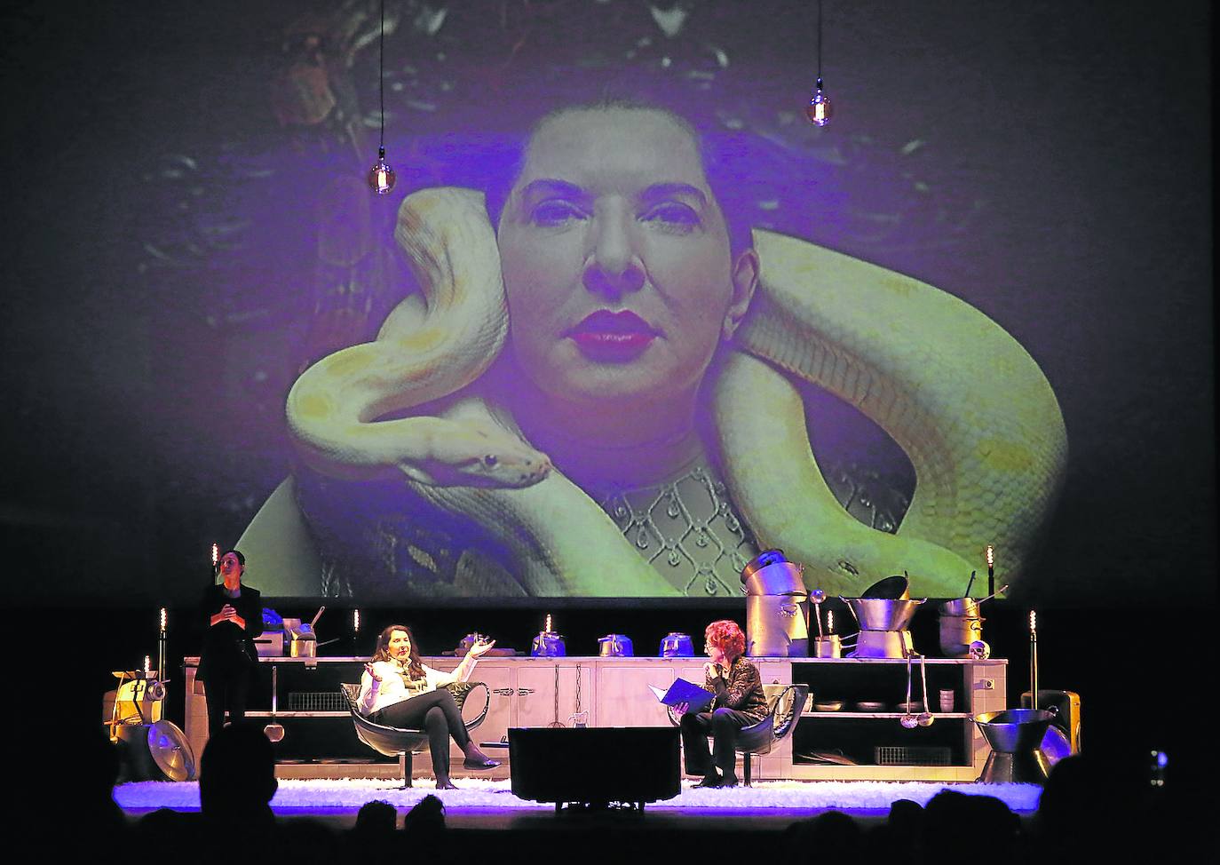 Marina Abramovic y María de Corral, en el escenario del Jovellanos, con una imagen de la ópera 'Seven deaths of Maria Callas' al fondo