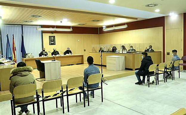 Los cuatro acusados, durante la vista oral en el Juzgado de Gijón. 