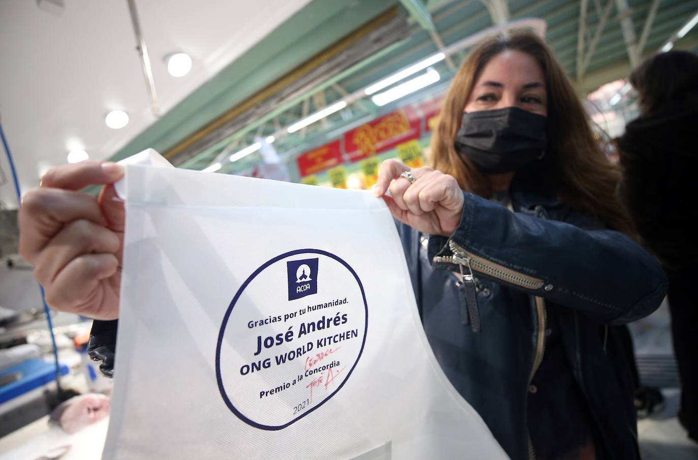 Los comerciantes del Oviedo Antiguo donan cien mandiles firmados por José Andrés a la Cocina Económica. Cada uno de ellos será repartido entre los voluntarios de las instalaciones de la calle San Vicente.