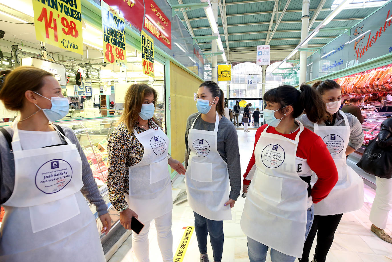 Los comerciantes del Oviedo Antiguo donan cien mandiles firmados por José Andrés a la Cocina Económica. Cada uno de ellos será repartido entre los voluntarios de las instalaciones de la calle San Vicente.