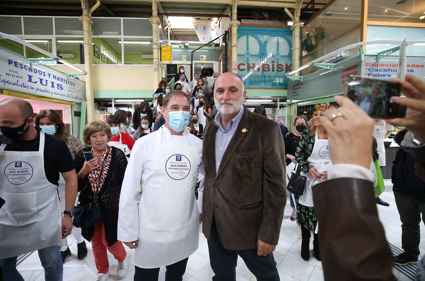 Los comerciantes del Oviedo Antiguo donan cien mandiles firmados por José Andrés a la Cocina Económica. Cada uno de ellos será repartido entre los voluntarios de las instalaciones de la calle San Vicente.