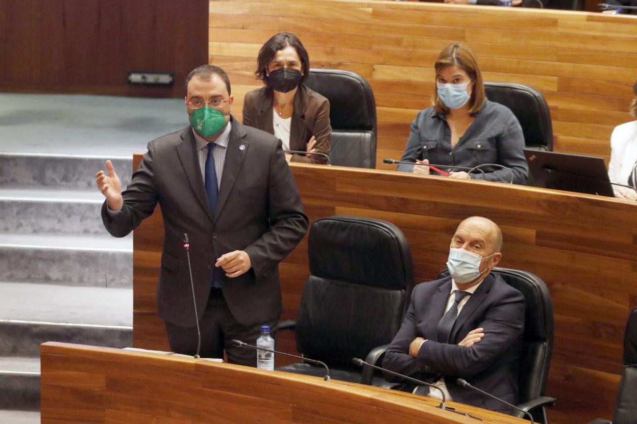 Adrián Barbón se dirige a la bancada popular desde su escaño en un momento del pleno de ayer. 