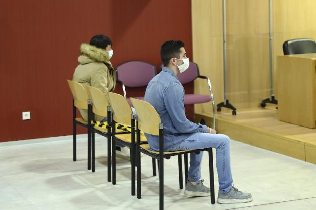 Jorge Álvarez y Yeray Rodríguez, ayer, en la sala de vistas. 