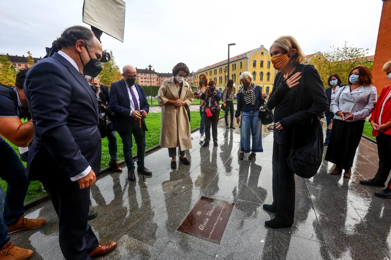 Gloria Steinem, emocionada ante la placa que reconoce su legado en el Campus de Humanidades de la Universidad de Oviedo. 