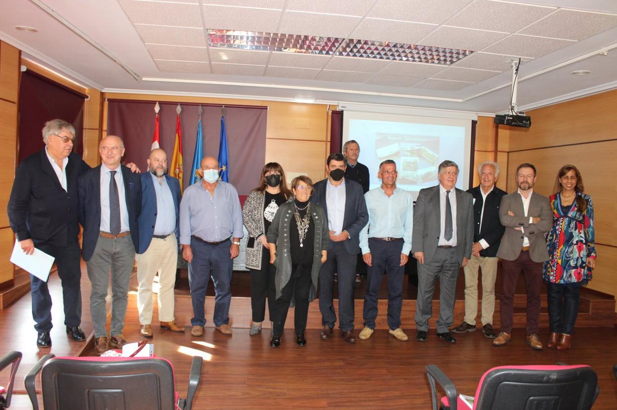 Autoridades, miembros de la fundación y ponentes, en las jornadas de la Fundación Philippe Cousteau celebradas en Candás. 