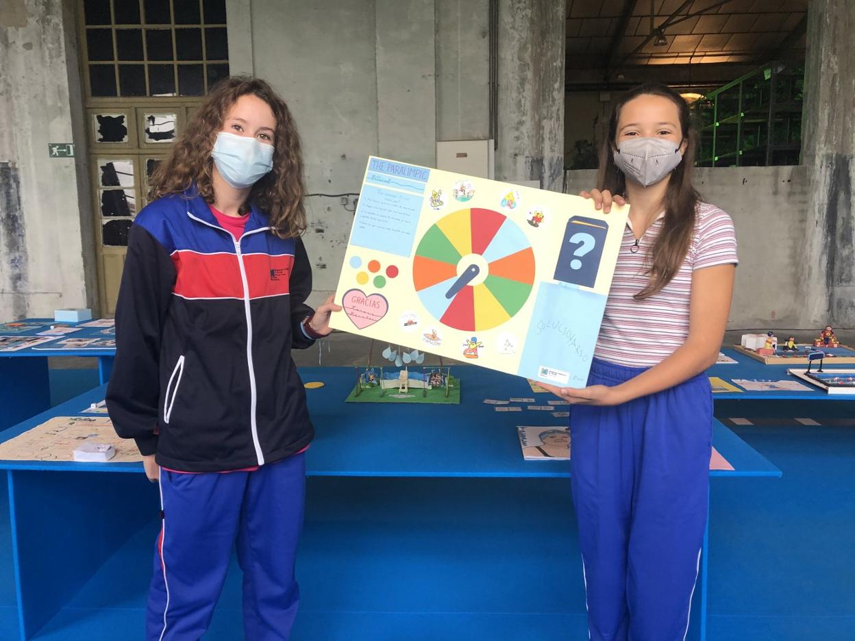 Las alumnas del Sagrada Familia El Pilar, de Pola de Lena, con su ruleta. 