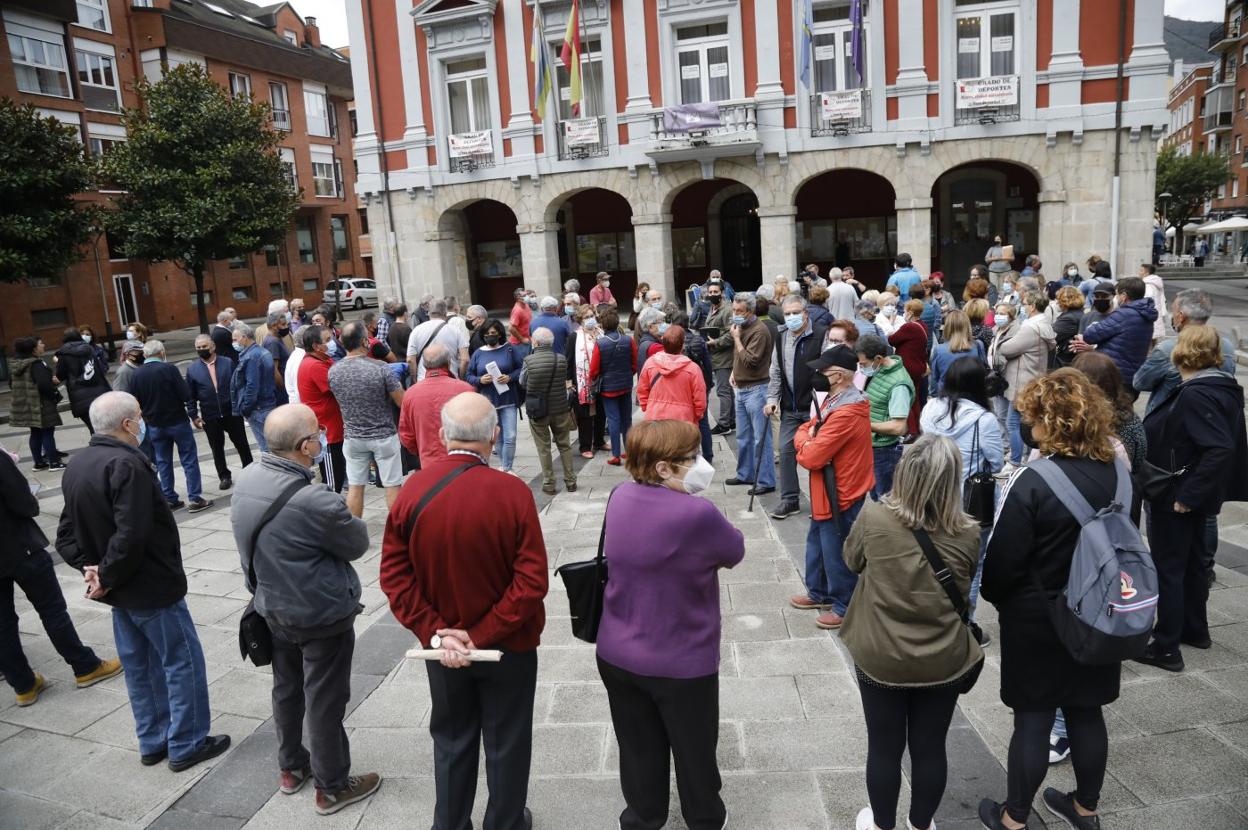 Unos doscientos vecinos de Turón se concentraron ayer ante el Ayuntamiento de Mieres. 