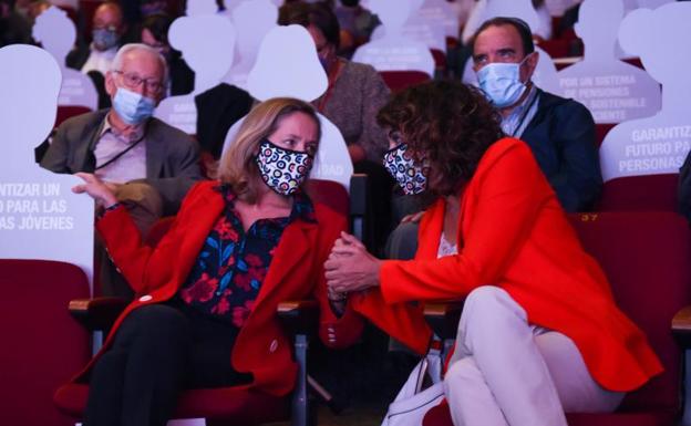 Las ministras Calviño (izq.) y Montero, ambas de rojo, durante el Congreso de CC OO. 