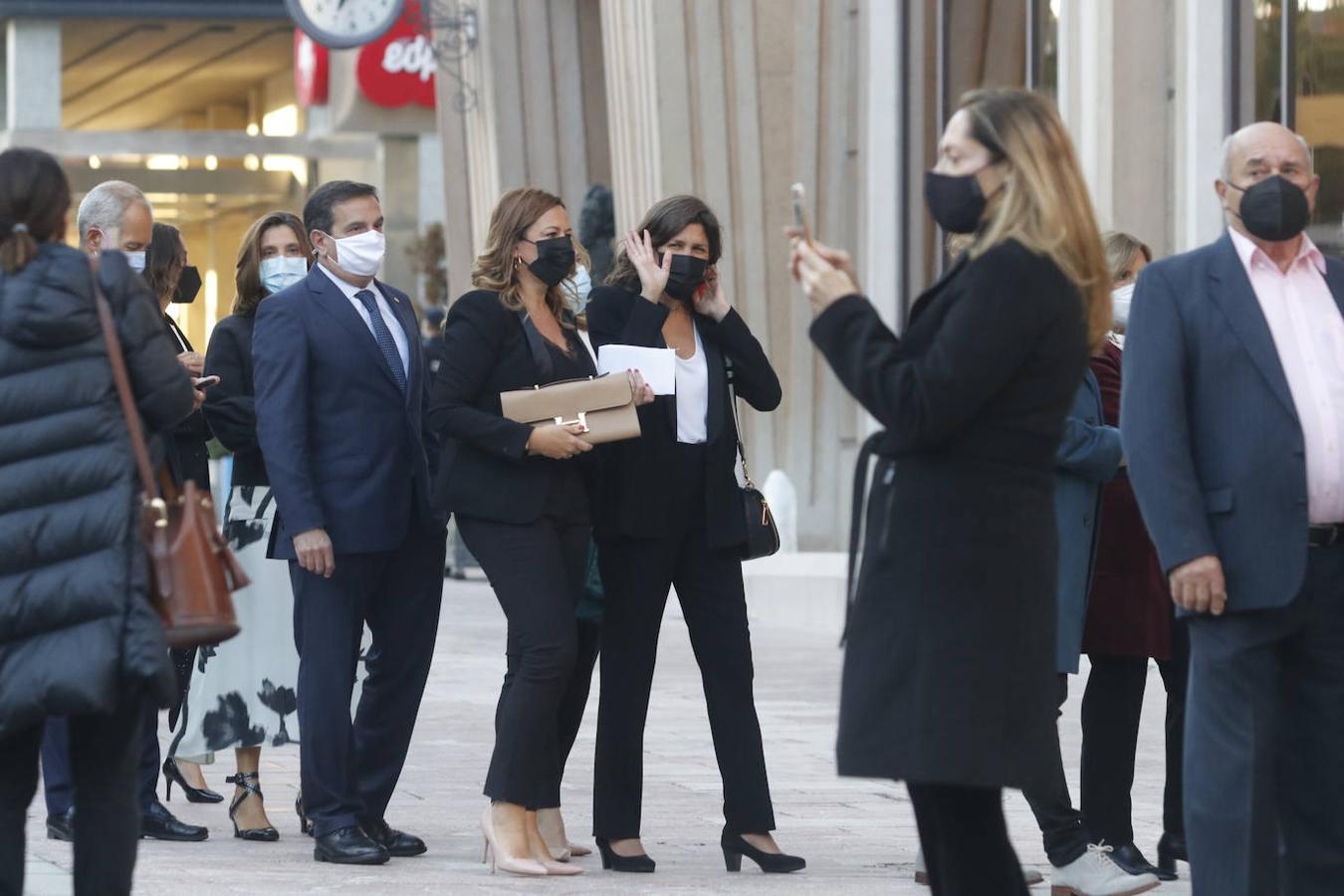 Los Reyes asistieron al concierto homenaje al maestro Rodrigo junto a la Princesa Leonor y la infanta Sofía. A la entrada al Auditorio, entre vivas y aplausos, les esperaban decenas de personas con banderas de España y Asturias, que fueron testigos de la entrada de la familia real al Auditorio y de todos los invitados al concierto.