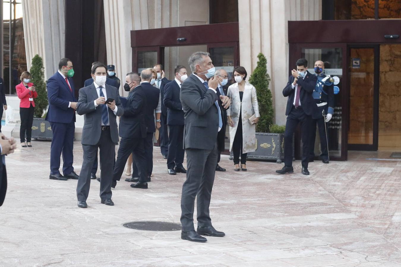 Los Reyes asistieron al concierto homenaje al maestro Rodrigo junto a la Princesa Leonor y la infanta Sofía. A la entrada al Auditorio, entre vivas y aplausos, les esperaban decenas de personas con banderas de España y Asturias, que fueron testigos de la entrada de la familia real al Auditorio y de todos los invitados al concierto.