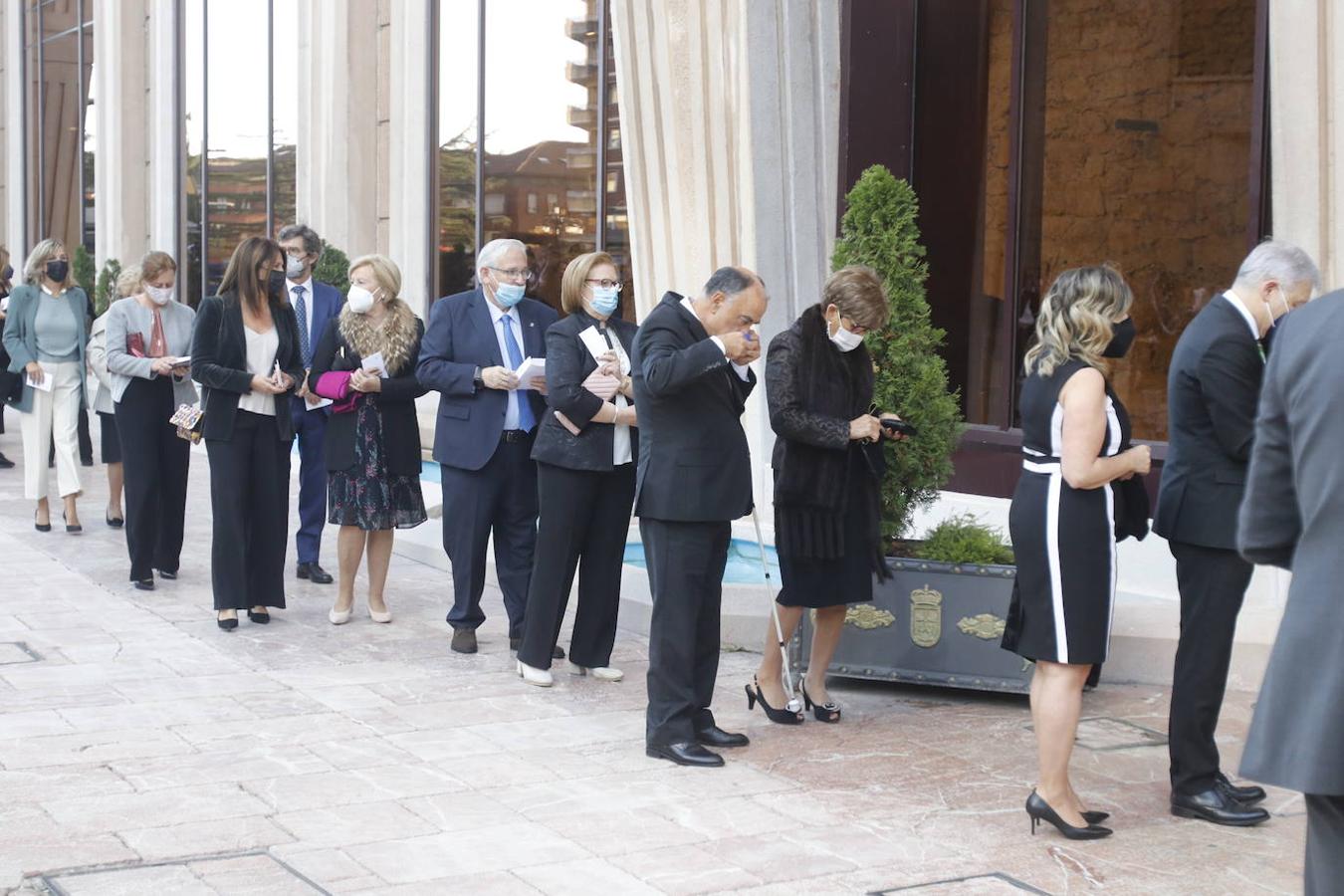 Los Reyes asistieron al concierto homenaje al maestro Rodrigo junto a la Princesa Leonor y la infanta Sofía. A la entrada al Auditorio, entre vivas y aplausos, les esperaban decenas de personas con banderas de España y Asturias, que fueron testigos de la entrada de la familia real al Auditorio y de todos los invitados al concierto.