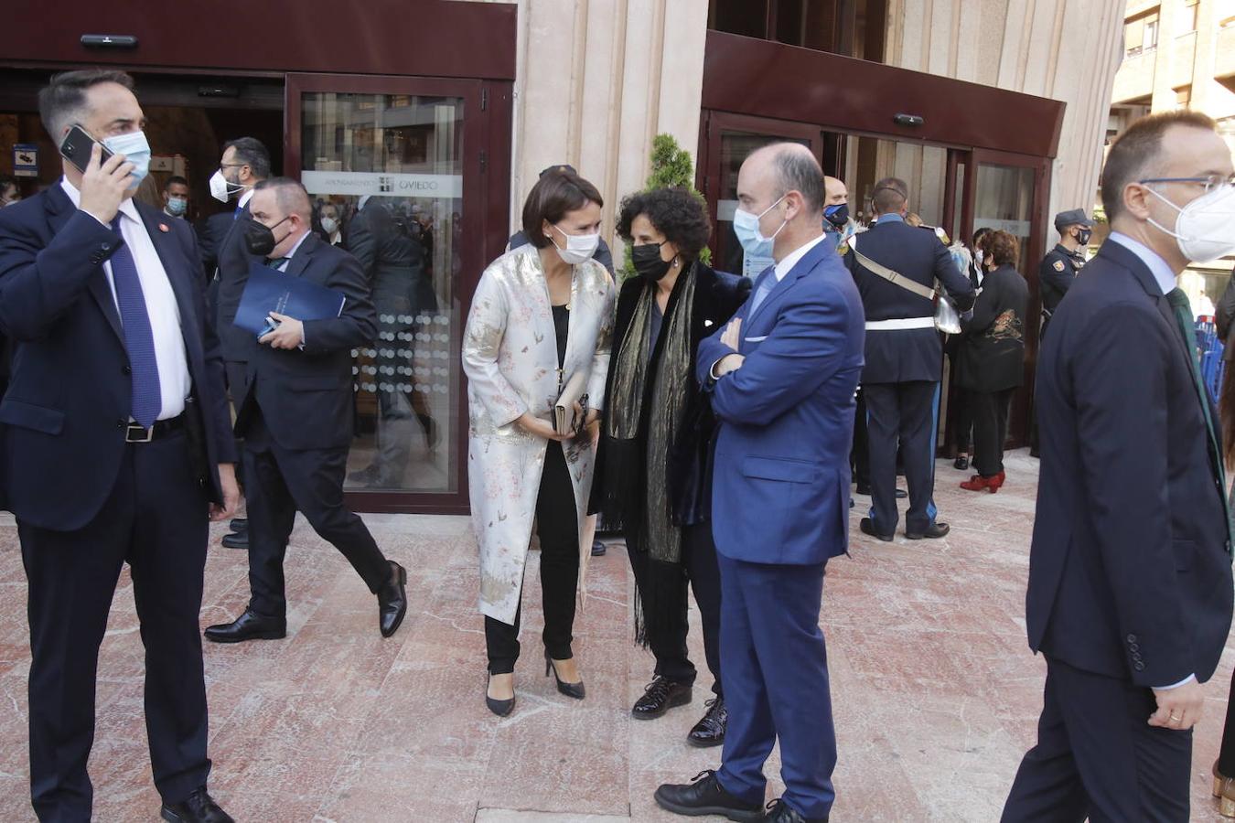 Los Reyes asistieron al concierto homenaje al maestro Rodrigo junto a la Princesa Leonor y la infanta Sofía. A la entrada al Auditorio, entre vivas y aplausos, les esperaban decenas de personas con banderas de España y Asturias, que fueron testigos de la entrada de la familia real al Auditorio y de todos los invitados al concierto.