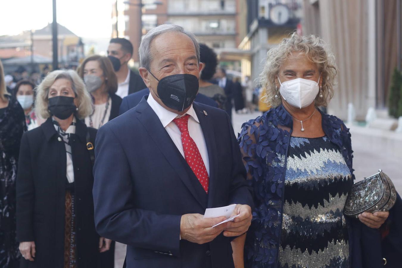 Los Reyes asistieron al concierto homenaje al maestro Rodrigo junto a la Princesa Leonor y la infanta Sofía. A la entrada al Auditorio, entre vivas y aplausos, les esperaban decenas de personas con banderas de España y Asturias, que fueron testigos de la entrada de la familia real al Auditorio y de todos los invitados al concierto.