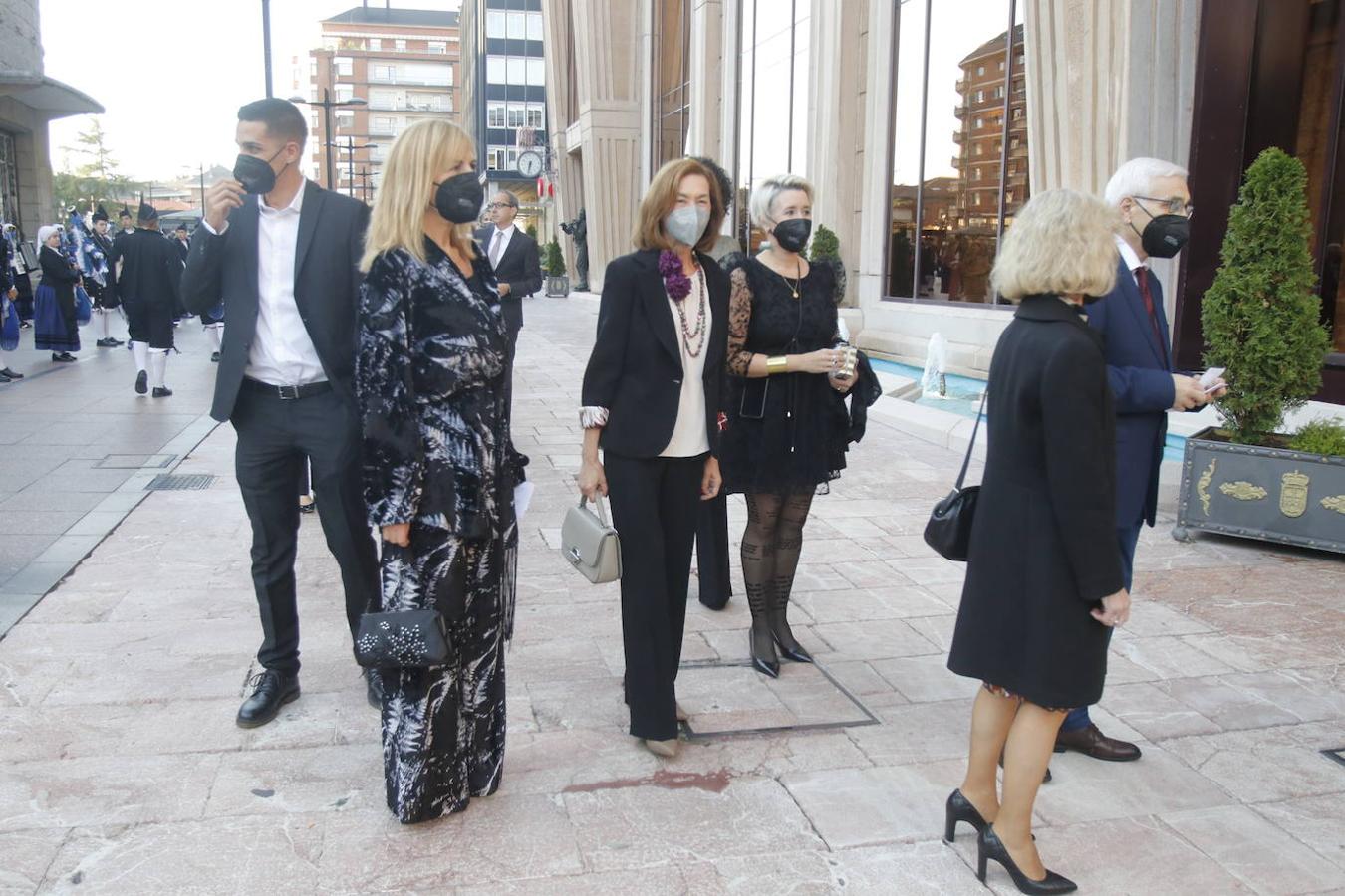 Los Reyes asistieron al concierto homenaje al maestro Rodrigo junto a la Princesa Leonor y la infanta Sofía. A la entrada al Auditorio, entre vivas y aplausos, les esperaban decenas de personas con banderas de España y Asturias, que fueron testigos de la entrada de la familia real al Auditorio y de todos los invitados al concierto.