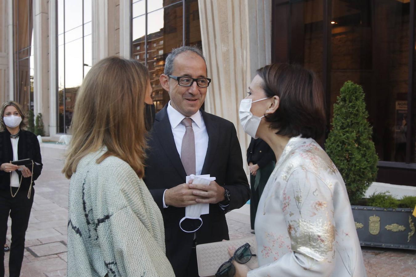 Los Reyes asistieron al concierto homenaje al maestro Rodrigo junto a la Princesa Leonor y la infanta Sofía. A la entrada al Auditorio, entre vivas y aplausos, les esperaban decenas de personas con banderas de España y Asturias, que fueron testigos de la entrada de la familia real al Auditorio y de todos los invitados al concierto.