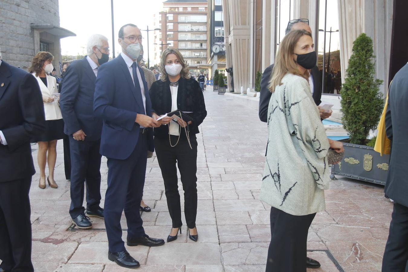 Los Reyes asistieron al concierto homenaje al maestro Rodrigo junto a la Princesa Leonor y la infanta Sofía. A la entrada al Auditorio, entre vivas y aplausos, les esperaban decenas de personas con banderas de España y Asturias, que fueron testigos de la entrada de la familia real al Auditorio y de todos los invitados al concierto.