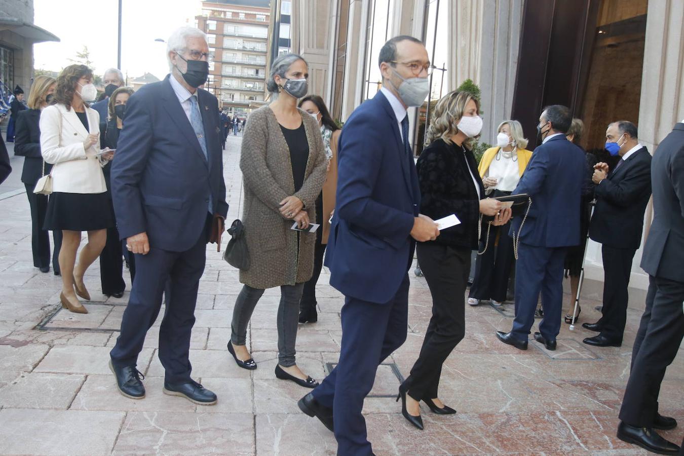 Los Reyes asistieron al concierto homenaje al maestro Rodrigo junto a la Princesa Leonor y la infanta Sofía. A la entrada al Auditorio, entre vivas y aplausos, les esperaban decenas de personas con banderas de España y Asturias, que fueron testigos de la entrada de la familia real al Auditorio y de todos los invitados al concierto.