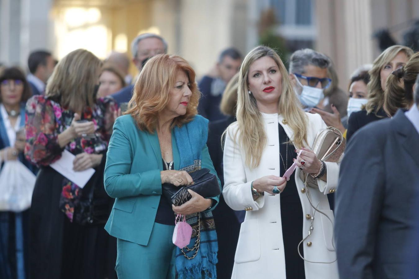 Los Reyes asistieron al concierto homenaje al maestro Rodrigo junto a la Princesa Leonor y la infanta Sofía. A la entrada al Auditorio, entre vivas y aplausos, les esperaban decenas de personas con banderas de España y Asturias, que fueron testigos de la entrada de la familia real al Auditorio y de todos los invitados al concierto.