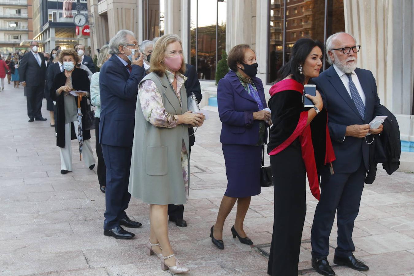 Los Reyes asistieron al concierto homenaje al maestro Rodrigo junto a la Princesa Leonor y la infanta Sofía. A la entrada al Auditorio, entre vivas y aplausos, les esperaban decenas de personas con banderas de España y Asturias, que fueron testigos de la entrada de la familia real al Auditorio y de todos los invitados al concierto.