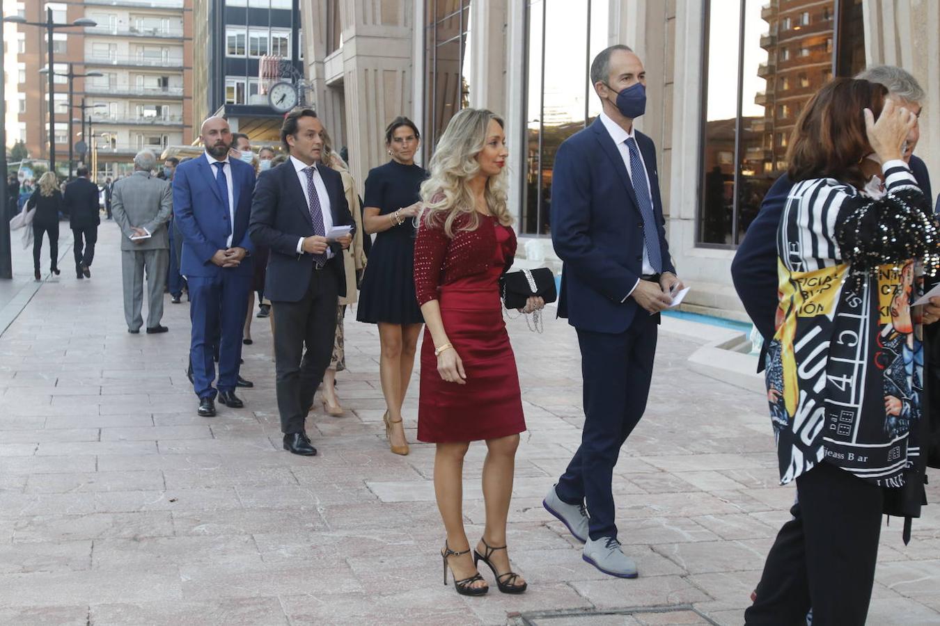 Los Reyes asistieron al concierto homenaje al maestro Rodrigo junto a la Princesa Leonor y la infanta Sofía. A la entrada al Auditorio, entre vivas y aplausos, les esperaban decenas de personas con banderas de España y Asturias, que fueron testigos de la entrada de la familia real al Auditorio y de todos los invitados al concierto.