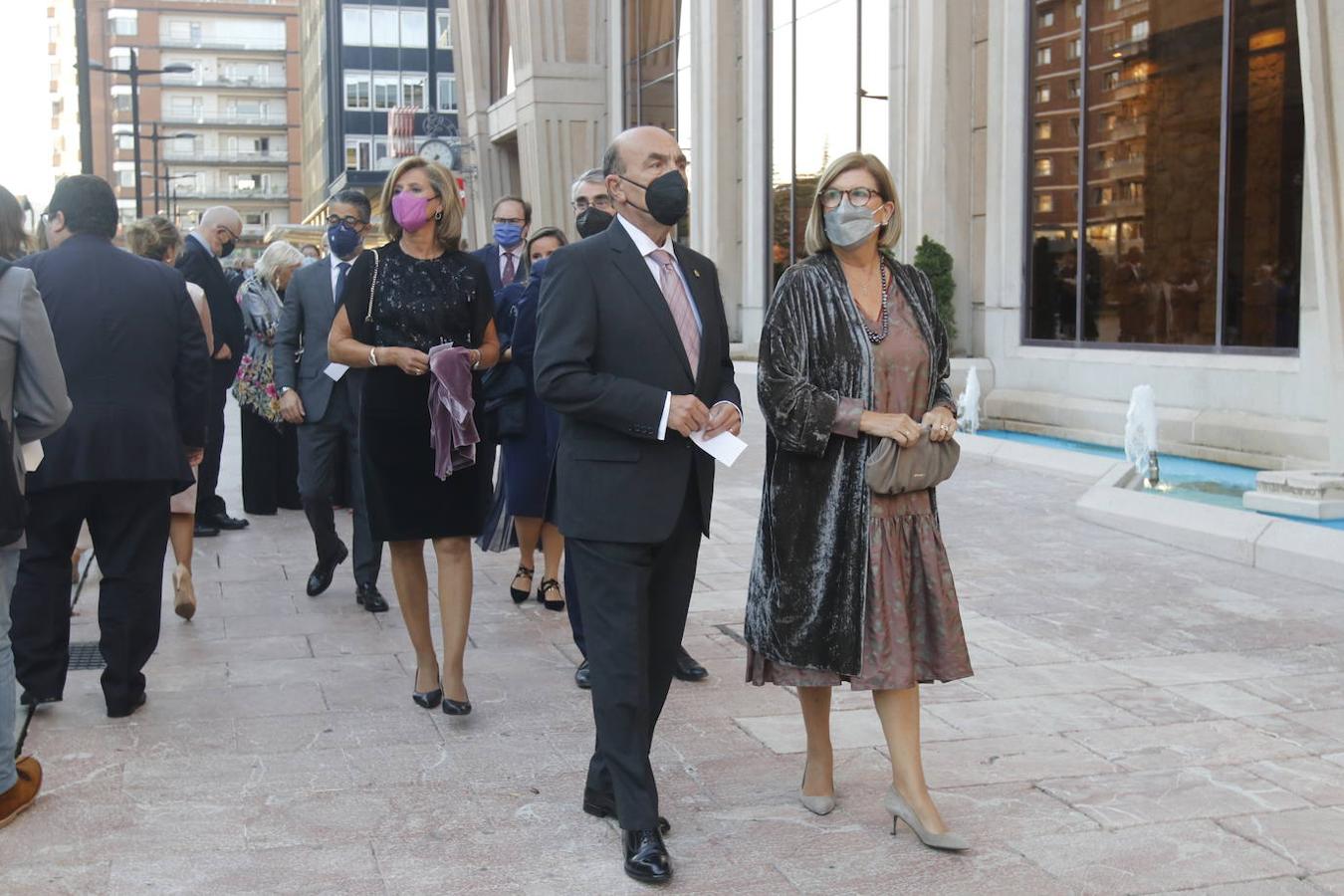 Los Reyes asistieron al concierto homenaje al maestro Rodrigo junto a la Princesa Leonor y la infanta Sofía. A la entrada al Auditorio, entre vivas y aplausos, les esperaban decenas de personas con banderas de España y Asturias, que fueron testigos de la entrada de la familia real al Auditorio y de todos los invitados al concierto.