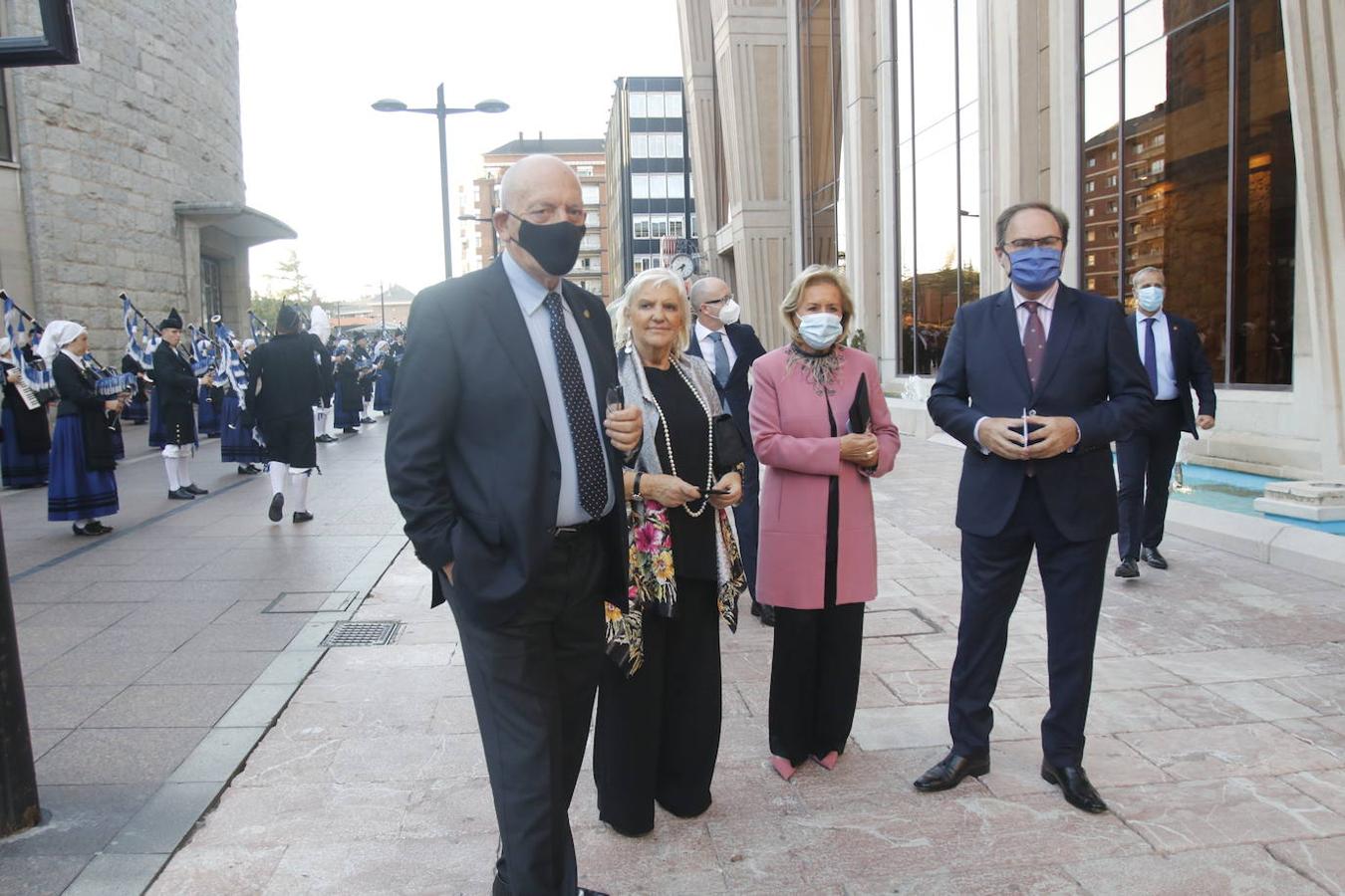 Los Reyes asistieron al concierto homenaje al maestro Rodrigo junto a la Princesa Leonor y la infanta Sofía. A la entrada al Auditorio, entre vivas y aplausos, les esperaban decenas de personas con banderas de España y Asturias, que fueron testigos de la entrada de la familia real al Auditorio y de todos los invitados al concierto.