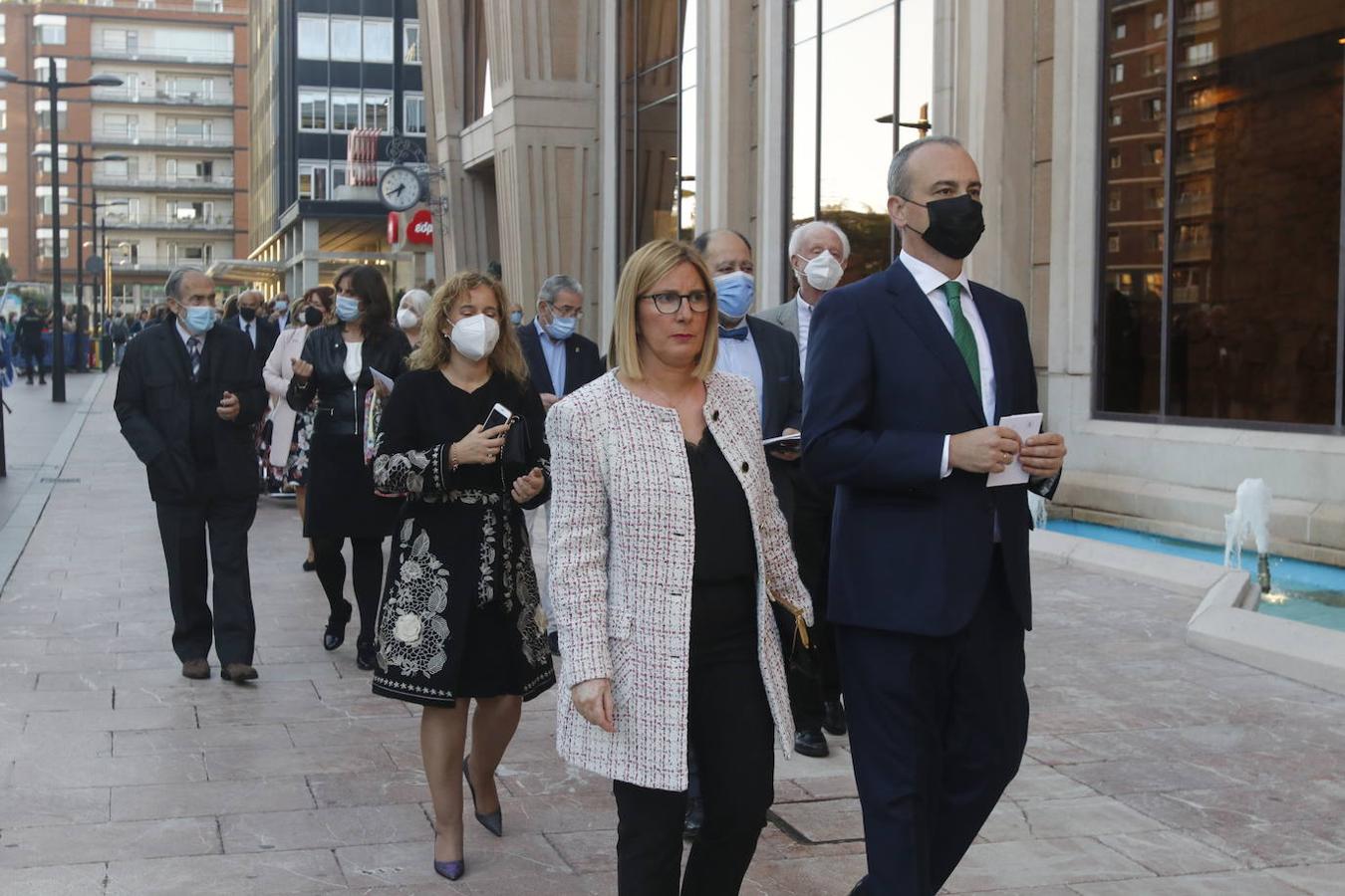 Los Reyes asistieron al concierto homenaje al maestro Rodrigo junto a la Princesa Leonor y la infanta Sofía. A la entrada al Auditorio, entre vivas y aplausos, les esperaban decenas de personas con banderas de España y Asturias, que fueron testigos de la entrada de la familia real al Auditorio y de todos los invitados al concierto.