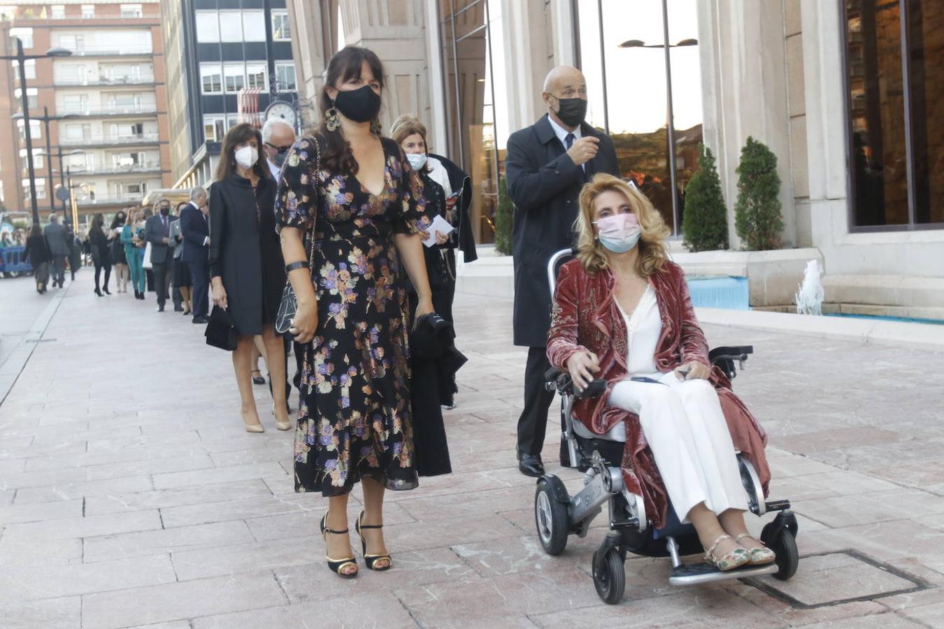 Los Reyes asistieron al concierto homenaje al maestro Rodrigo junto a la Princesa Leonor y la infanta Sofía. A la entrada al Auditorio, entre vivas y aplausos, les esperaban decenas de personas con banderas de España y Asturias, que fueron testigos de la entrada de la familia real al Auditorio y de todos los invitados al concierto.