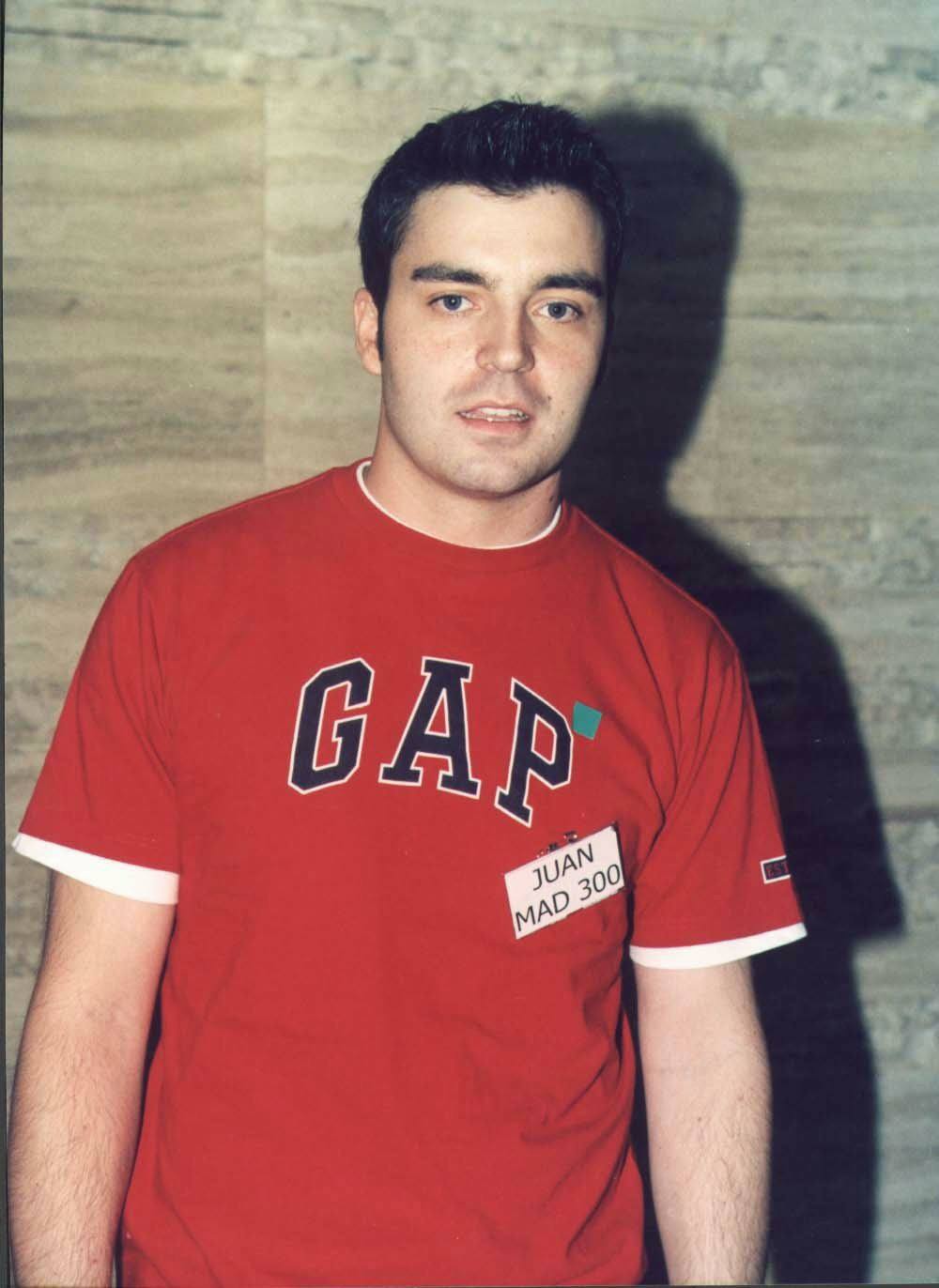 Operación Triunfo suma dos décadas desde su estreno. En 2001 arrancaba un reality pionero en España que fusionaba música y televisión en un espectáculo nunca visto hasta entonces que conquistó sin paliativos a la audiencia. Fue un auténtico fenómeno social. La primera edición dejó momentos y actuaciones inolvidables. Bustamante, Bisbal, Rosa, Chenoa...