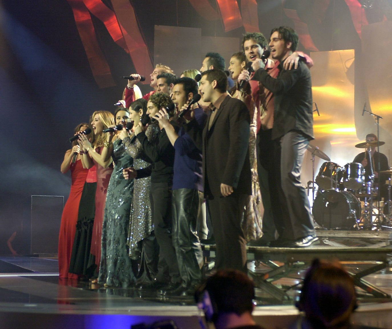 Operación Triunfo suma dos décadas desde su estreno. En 2001 arrancaba un reality pionero en España que fusionaba música y televisión en un espectáculo nunca visto hasta entonces que conquistó sin paliativos a la audiencia. Fue un auténtico fenómeno social. La primera edición dejó momentos y actuaciones inolvidables. Bustamante, Bisbal, Rosa, Chenoa...