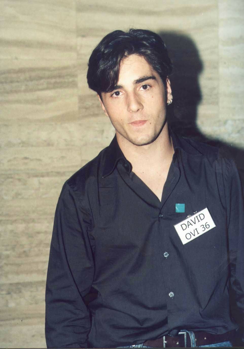 Operación Triunfo suma dos décadas desde su estreno. En 2001 arrancaba un reality pionero en España que fusionaba música y televisión en un espectáculo nunca visto hasta entonces que conquistó sin paliativos a la audiencia. Fue un auténtico fenómeno social. La primera edición dejó momentos y actuaciones inolvidables. Bustamante, Bisbal, Rosa, Chenoa...