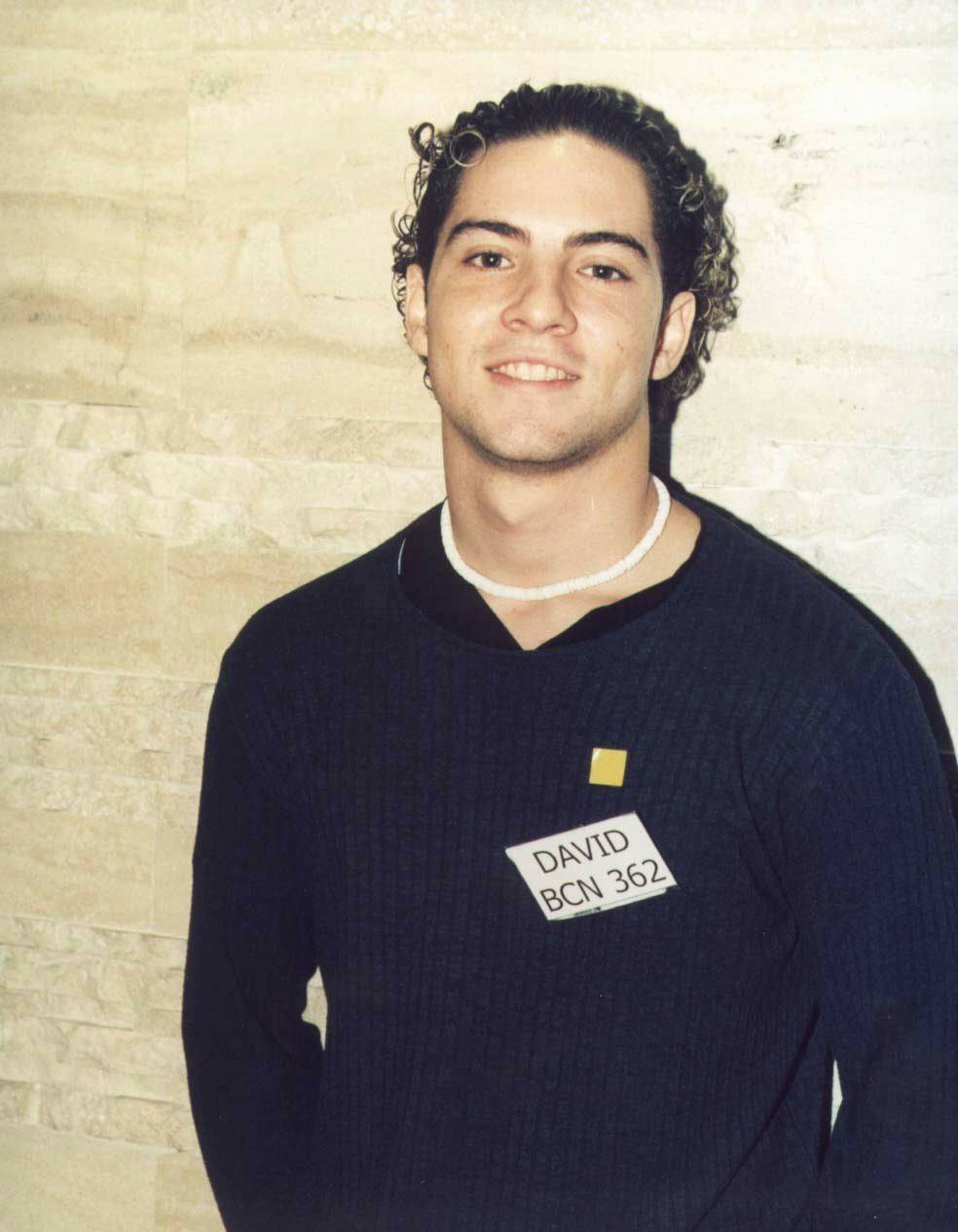 Operación Triunfo suma dos décadas desde su estreno. En 2001 arrancaba un reality pionero en España que fusionaba música y televisión en un espectáculo nunca visto hasta entonces que conquistó sin paliativos a la audiencia. Fue un auténtico fenómeno social. La primera edición dejó momentos y actuaciones inolvidables. Bustamante, Bisbal, Rosa, Chenoa...