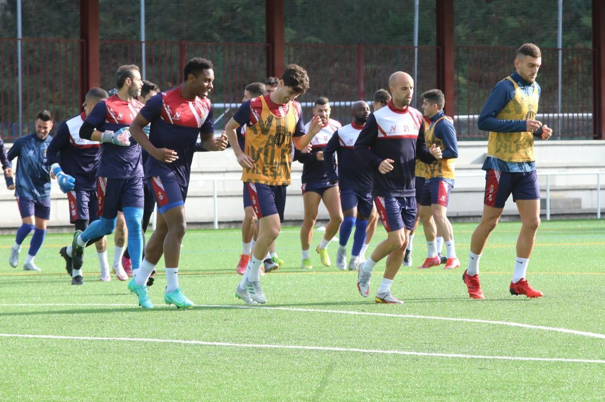 Los futbolistas del Avilés en el calentamiento de ayer. 