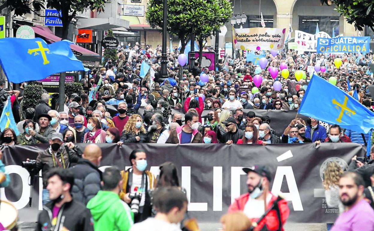 Miles de personas se manifestaron por la oficialidad del asturiano el pasado fin de semana en Oviedo