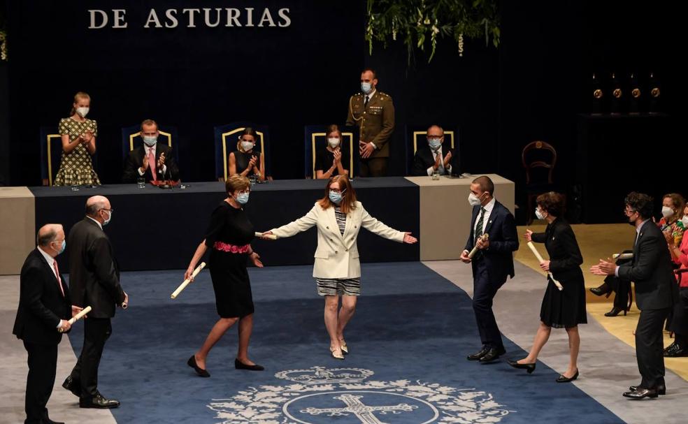 Varios de los galardonados durante la ceremonia de entrega de los Premios Princesa de Asturias, celebrada este viernes en el Teatro Campoamor de Oviedo. | En el vídeo, la ceremonia de entrega de los Premios Princesa de Asturias 2021