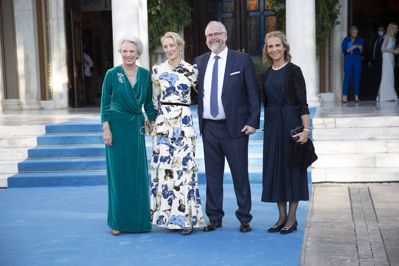 En enlace de Felipe de Grecia y Nina Flohr reúne a representantes de las casas europeas, incluida la Reina Sofía, que tras asistir a los Premios voló a su país