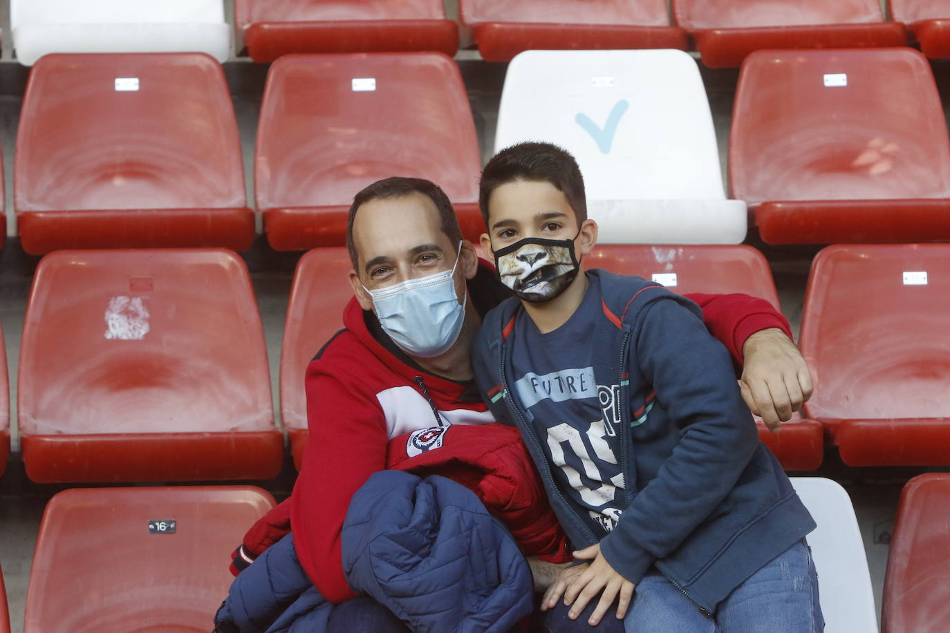 Fotos: ¿Estuviste en el Sporting - Valladolid? ¡Búscate!