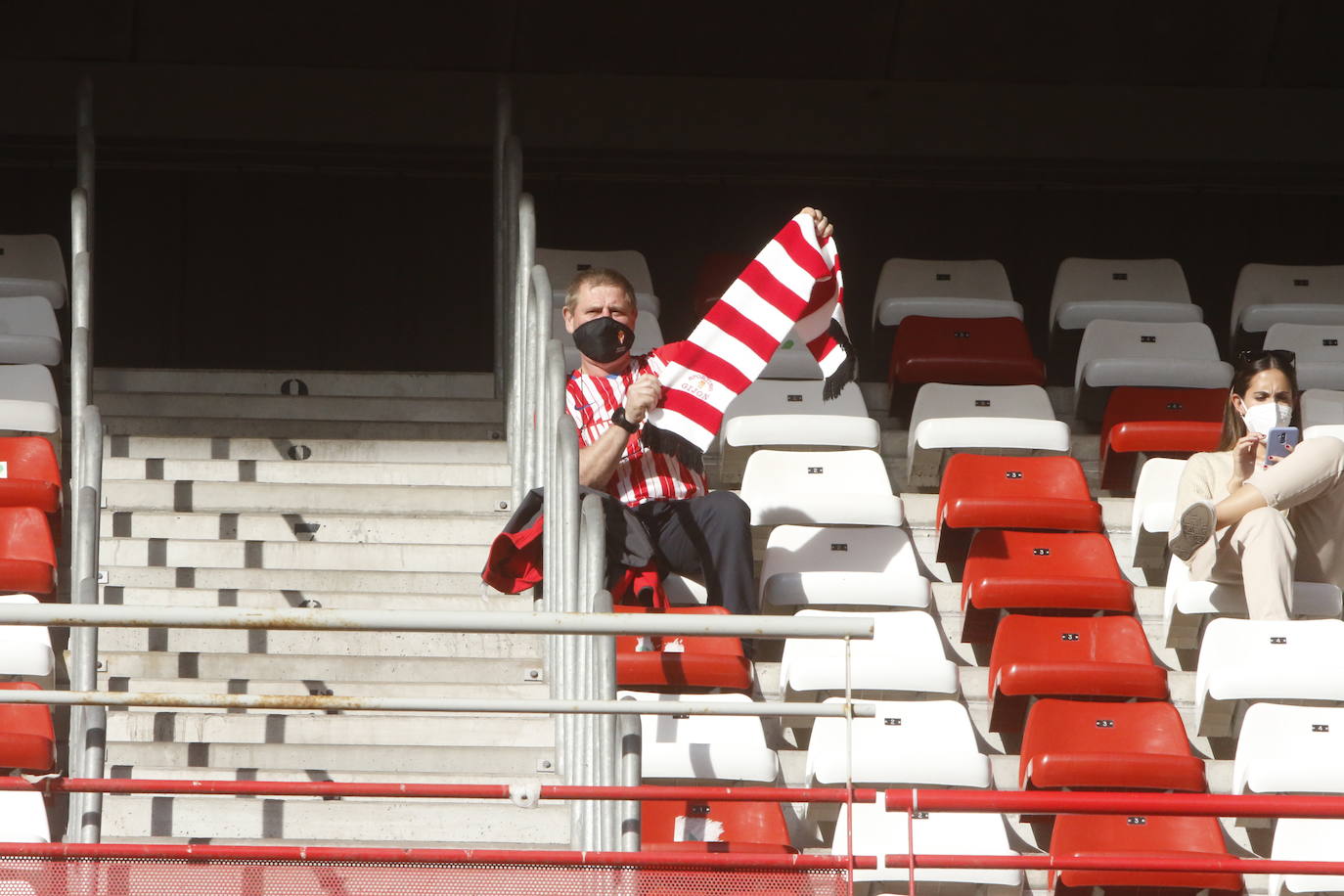 Fotos: ¿Estuviste en el Sporting - Valladolid? ¡Búscate!