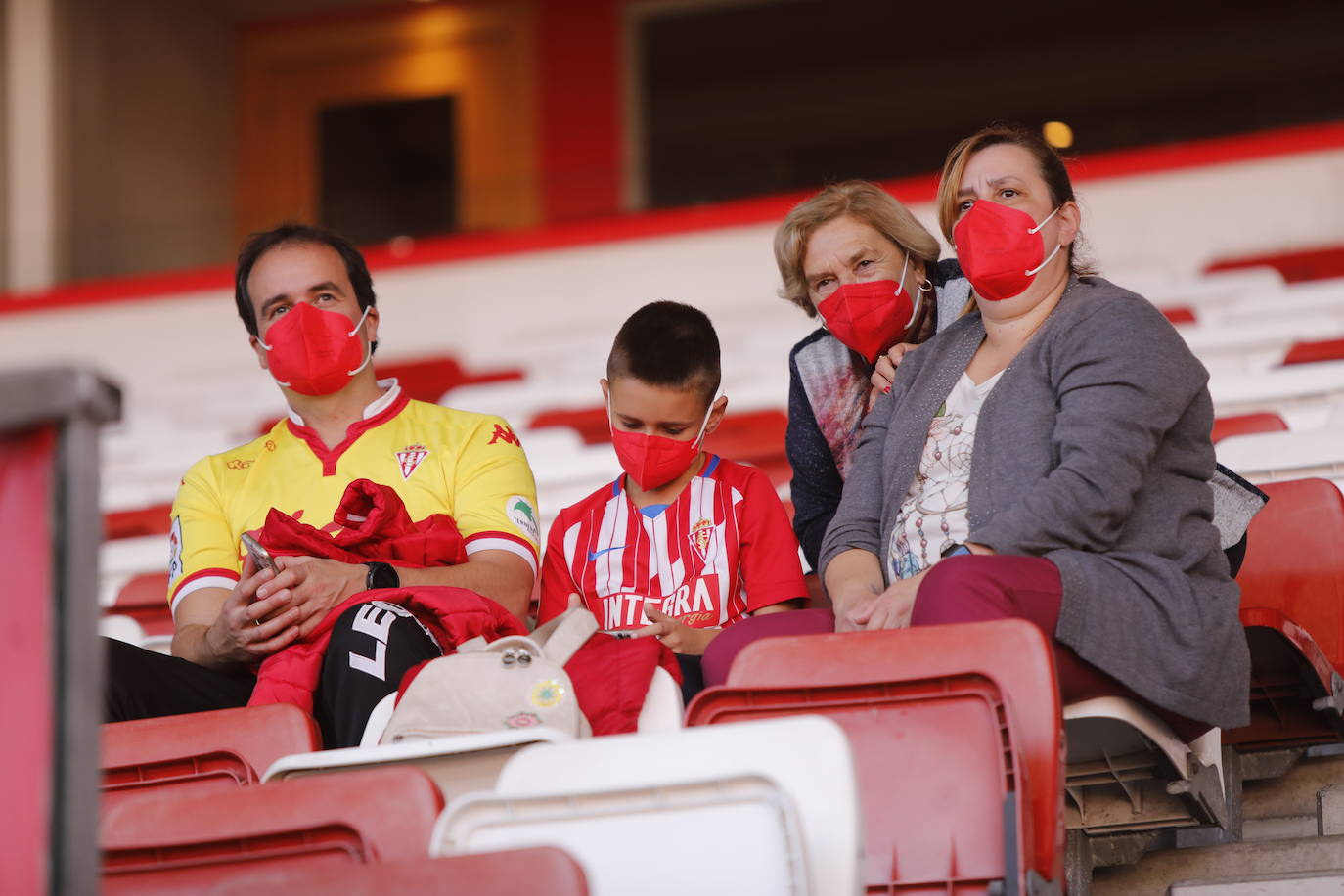 Fotos: ¿Estuviste en el Sporting - Valladolid? ¡Búscate!