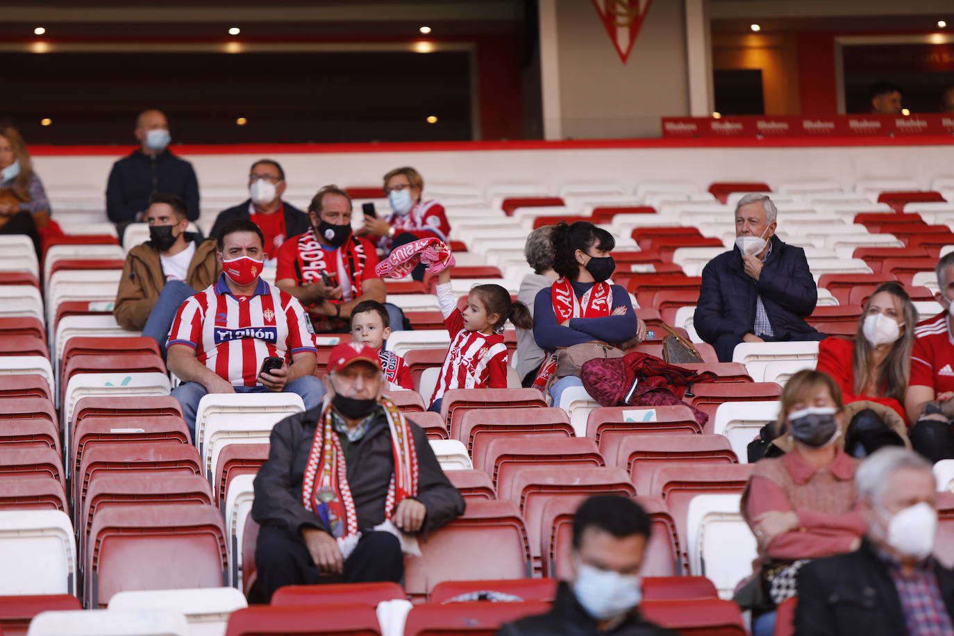 Fotos: ¿Estuviste en el Sporting - Valladolid? ¡Búscate!