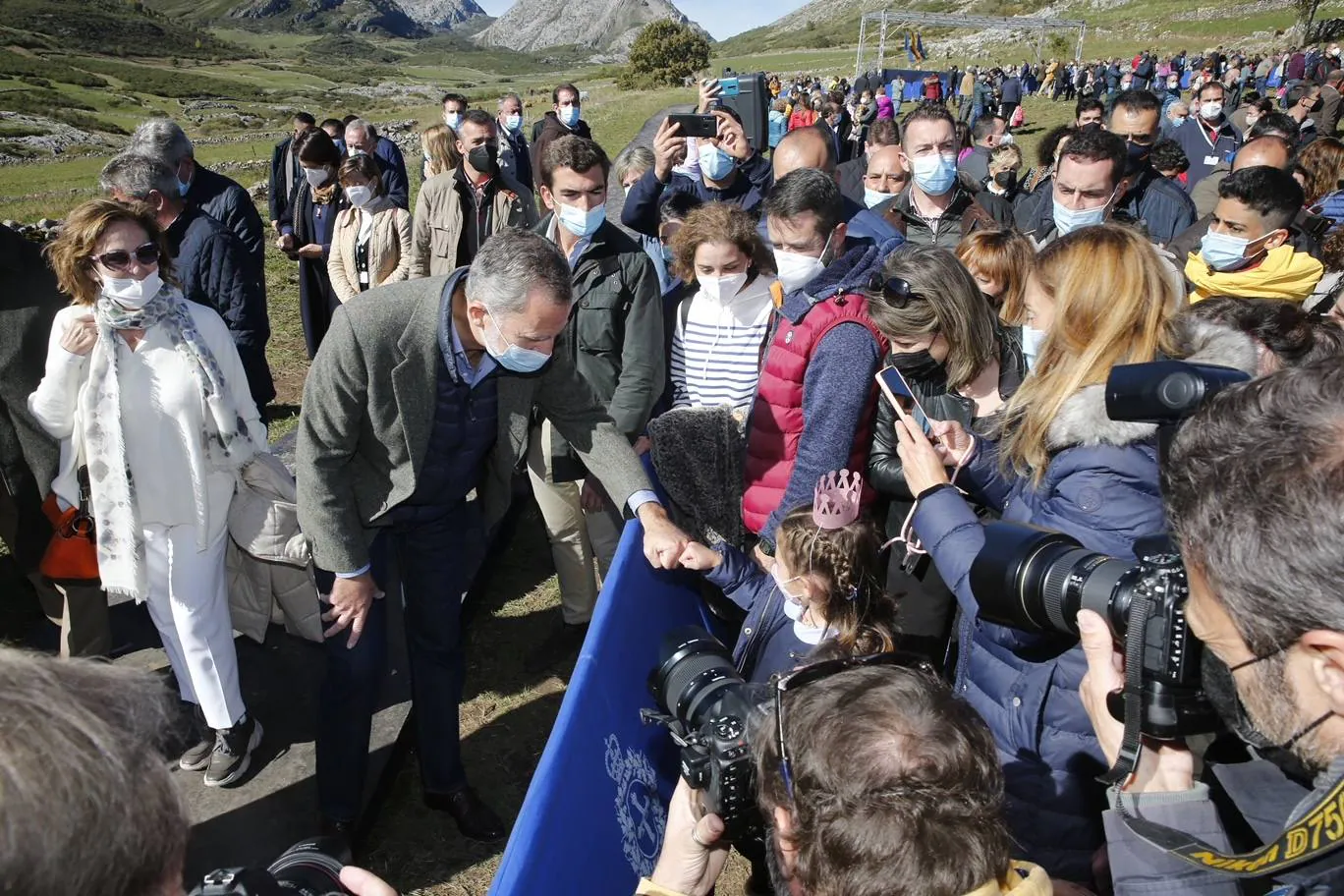 Don Felipe, doña Letizia, la Princesa Leonor y la infanta Sofía llegaron a Asturias el pasado viernes con motivo de los Premios Princesa. Desde entonces han cumplido con su apretada agenda: el Concierto, la recepción en el Hotel de la Reconquista, la ceremonia de entrega de los galardones y, por último, el reconocimiento del Pueblo Ejemplar de Asturias, que en esta ocasión ha sido para Santa María del Puerto, en Somiedo 