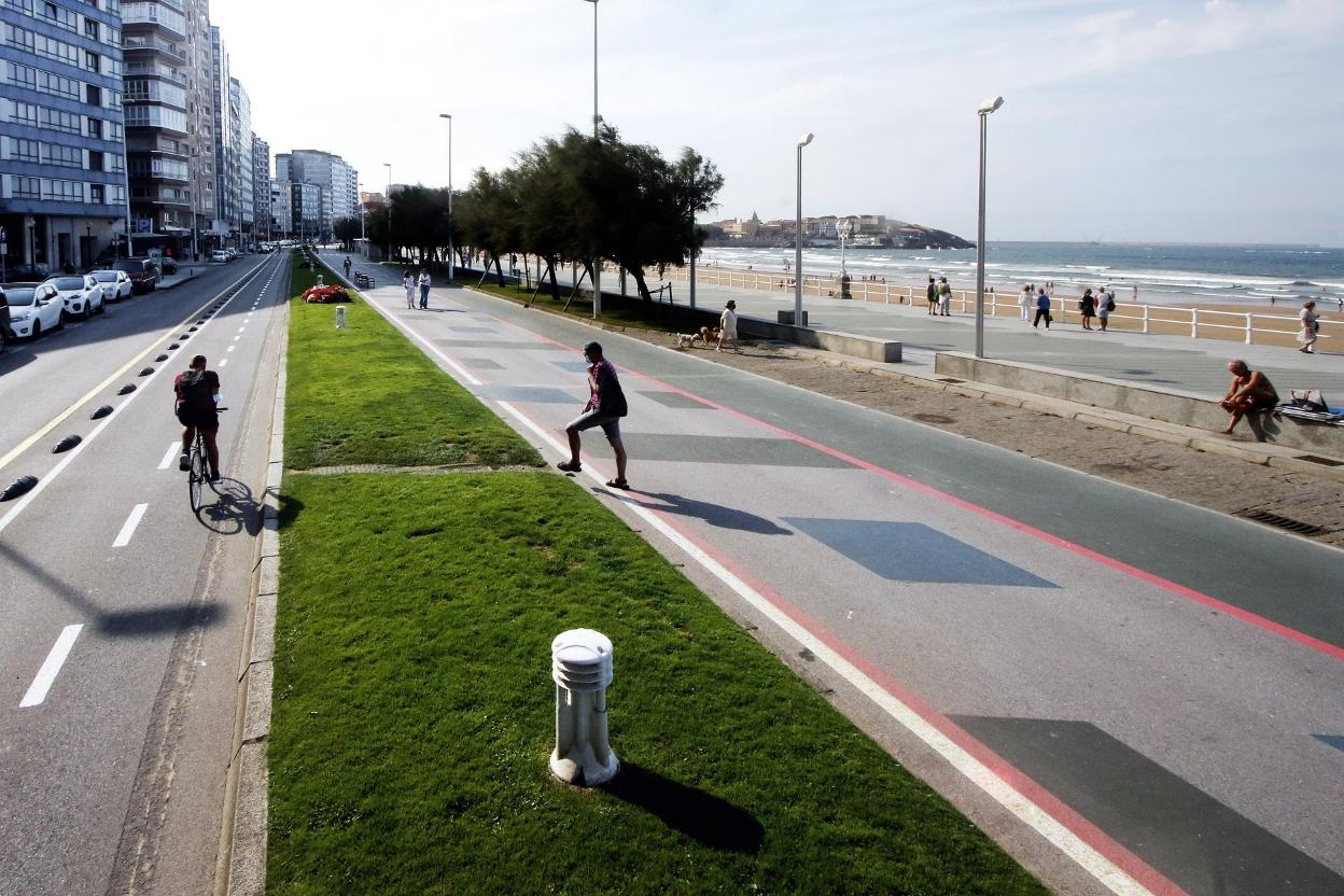 Vista del 'cascayu', el carril bici y el vial de tráfico del Muro. 