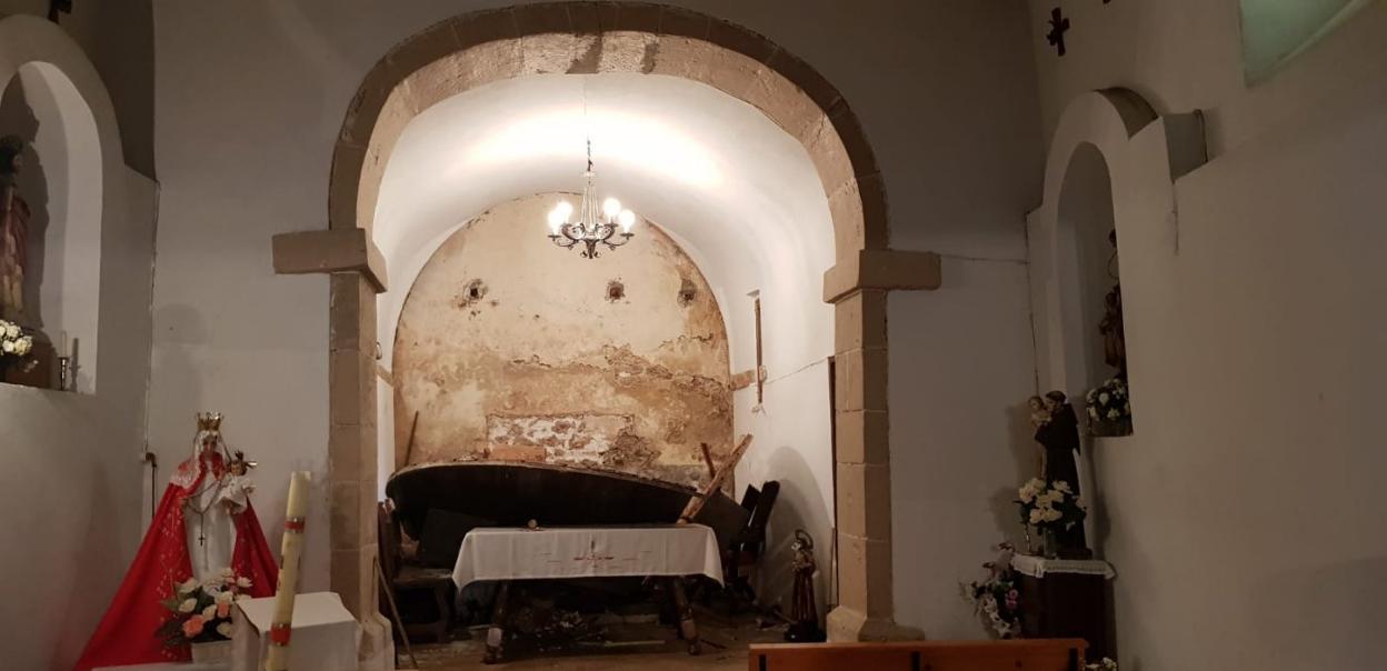 El retablo de la iglesia de Graméu, tras desplomarse. 