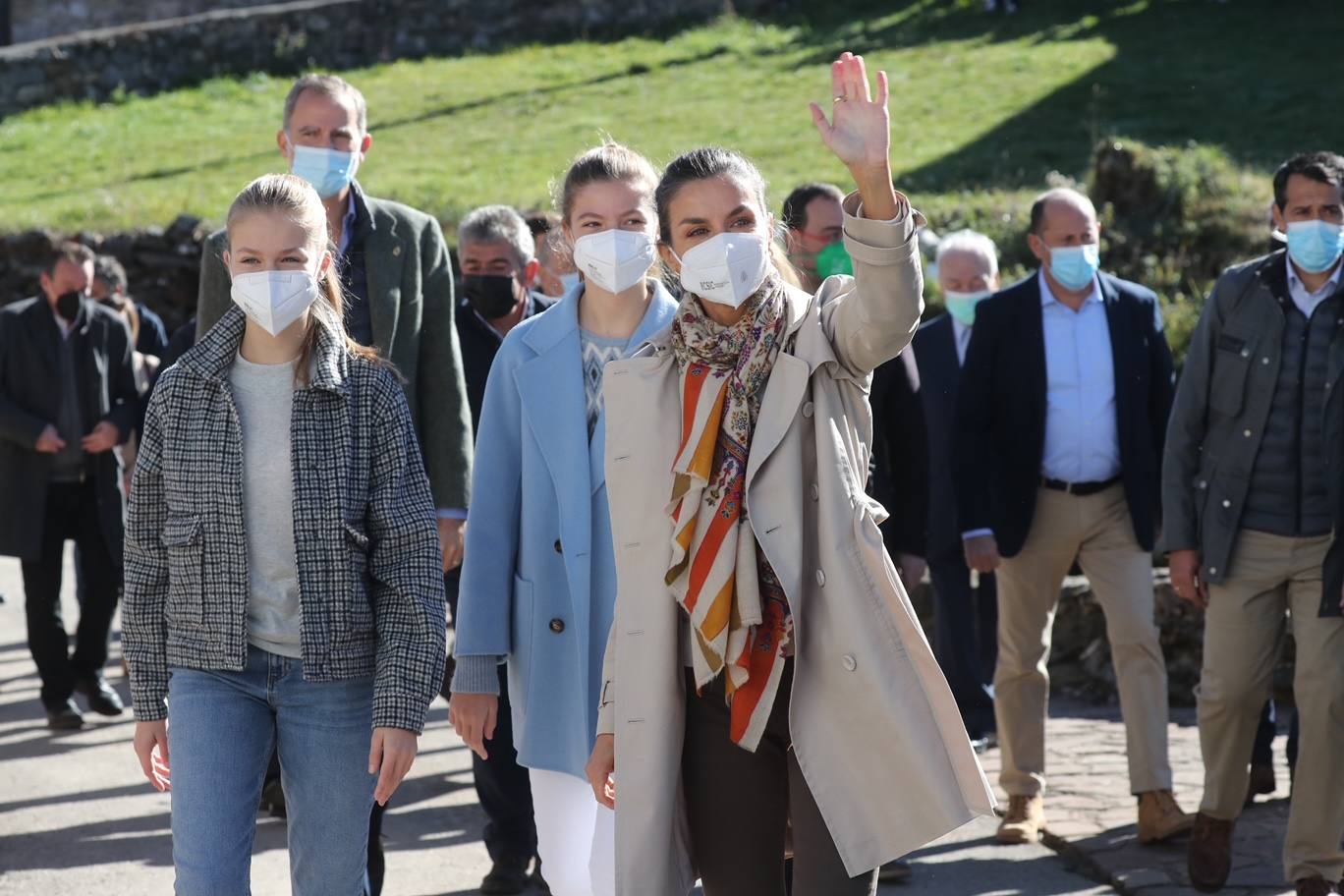 Fieles a su cita con la localidad que cada año es distinguida con el Premio Pueblo Ejemplar de Asturias, don Felipe, doña Letizia, la princesa Leonor y la infanta Sofía han acompañado a los vecinos de Santa María del Puerto, en Somiedo, que en un día tan señalado han hecho gala de su cultura vaqueira y de tradiciones como la trashumancia.