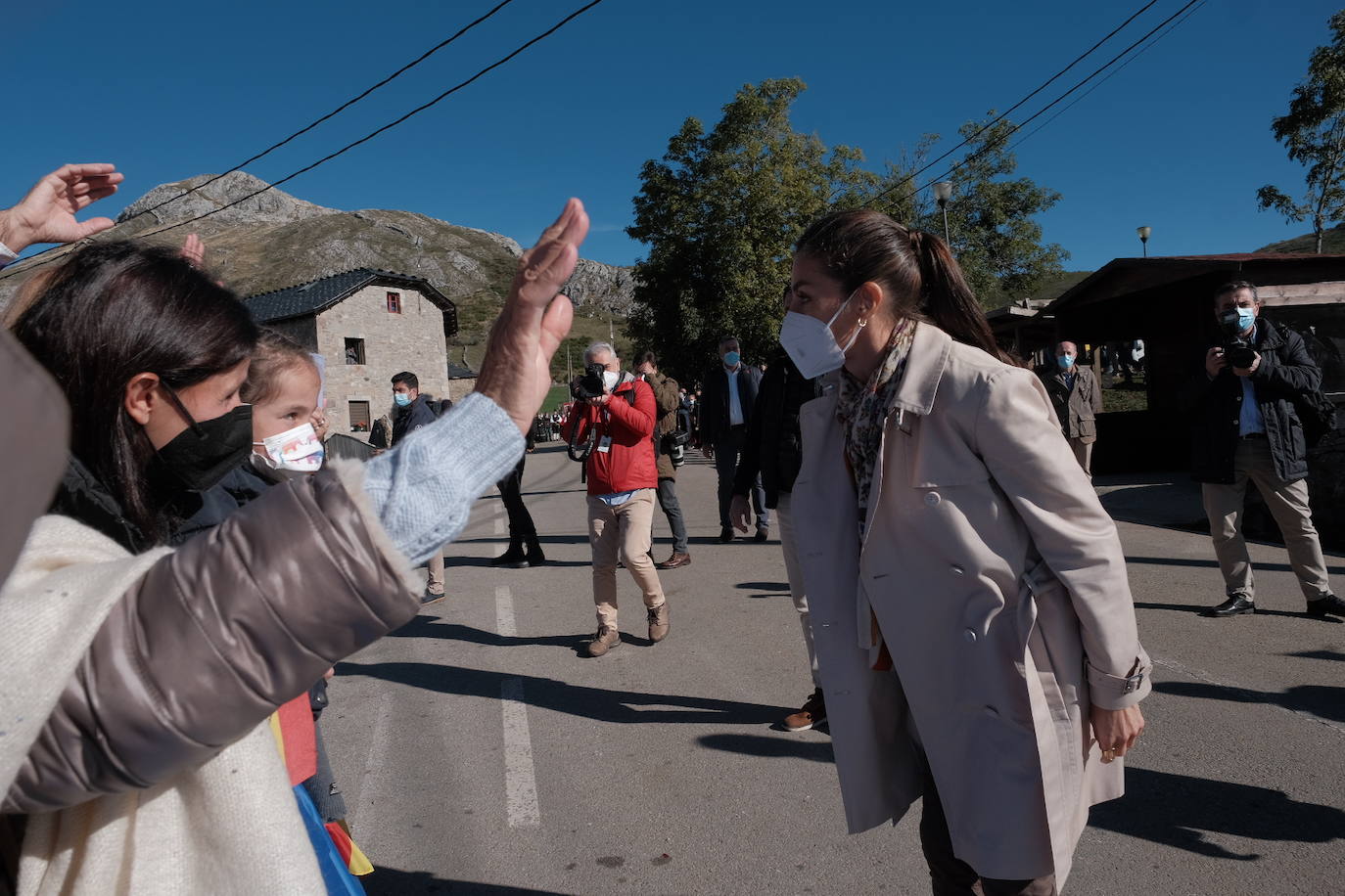 Fieles a su cita con la localidad que cada año es distinguida con el Premio Pueblo Ejemplar de Asturias, don Felipe, doña Letizia, la princesa Leonor y la infanta Sofía han acompañado a los vecinos de Santa María del Puerto, en Somiedo, que en un día tan señalado han hecho gala de su cultura vaqueira y de tradiciones como la trashumancia.