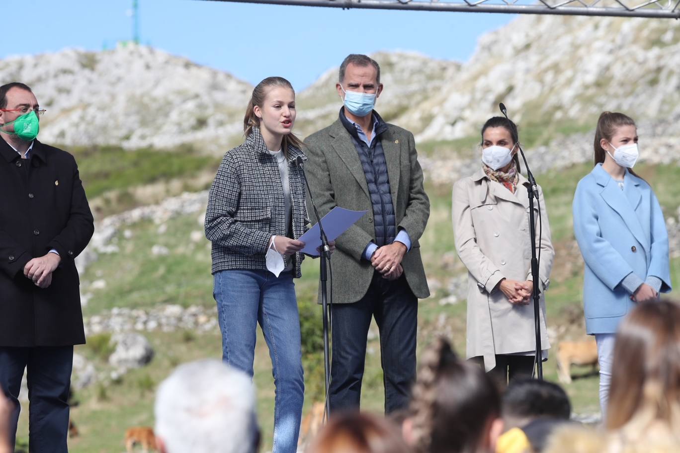 Fieles a su cita con la localidad que cada año es distinguida con el Premio Pueblo Ejemplar de Asturias, don Felipe, doña Letizia, la princesa Leonor y la infanta Sofía han acompañado a los vecinos de Santa María del Puerto, en Somiedo, que en un día tan señalado han hecho gala de su cultura vaqueira y de tradiciones como la trashumancia.