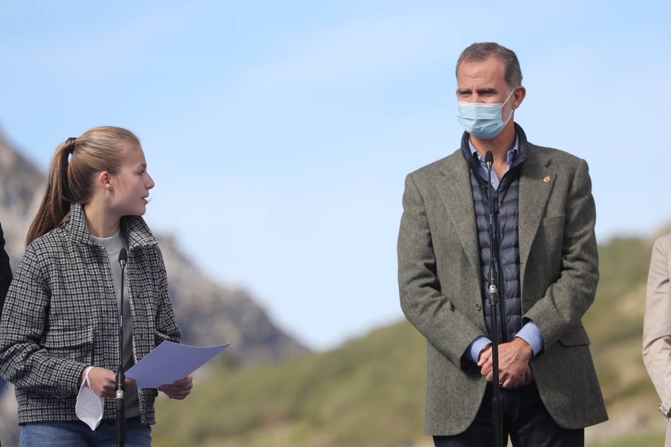 Fieles a su cita con la localidad que cada año es distinguida con el Premio Pueblo Ejemplar de Asturias, don Felipe, doña Letizia, la princesa Leonor y la infanta Sofía han acompañado a los vecinos de Santa María del Puerto, en Somiedo, que en un día tan señalado han hecho gala de su cultura vaqueira y de tradiciones como la trashumancia.